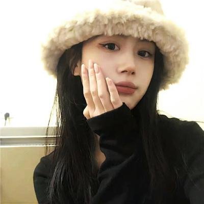 穿一只红鞋的男人
